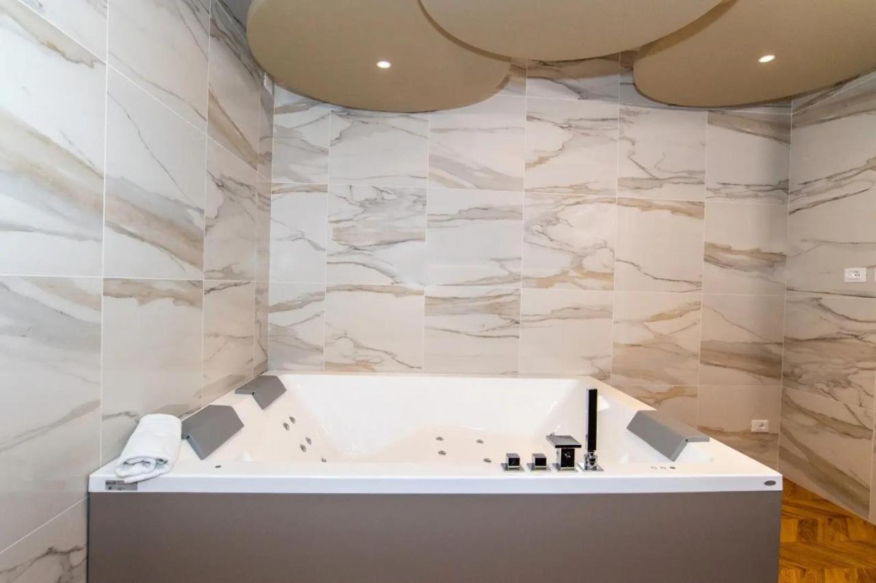 Jacuzzi Suite Home By Enjoy Garda Hotel Песк'єра-дель-Гарда Екстер'єр фото